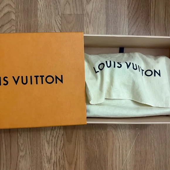 Louis Vuitton Locky BB - Picture 10 of 16